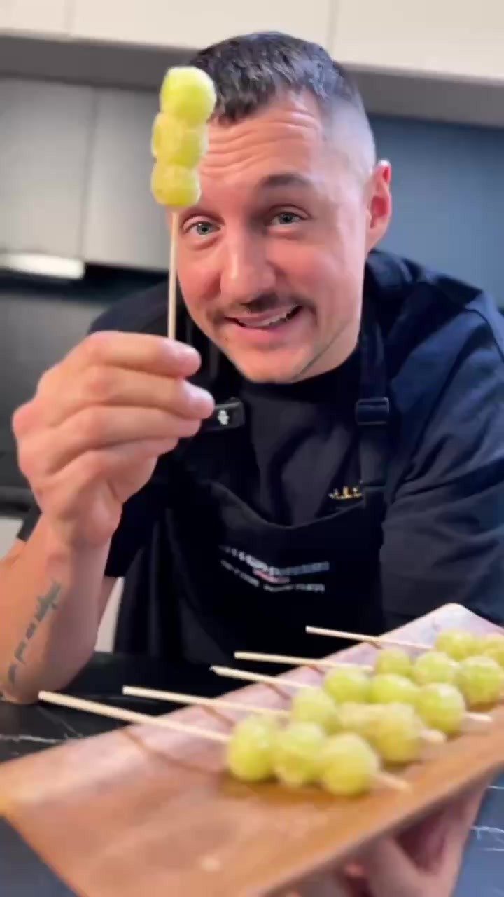 🍇 Czechoslovakian grapes 🍇
Máme pre vás skvelý tip na party snack! 🎉 Tento trik ich nielen prekvapí, ale aj poriadne poteší – niečo také určite nebudú čakať. 🤩 A pritom je to tak jednoduché! ✨👌