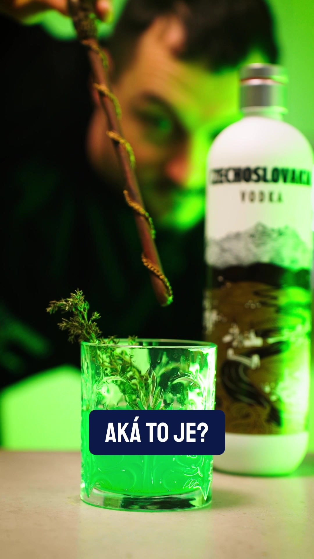 Avada kedavra! 💥 Z tohto vražedne dobrého drinku odpáli aj vás. 🔥 No a kedy inokedy by bolo lepšie si ho pripraviť ako v marci, mesiaci kníh? 🤔📚🤓

#czskvodka #czechoslovakiavodka #tipnadrink #czskvodkatip #marecmesiacknih #harrypotter #avadakedavra