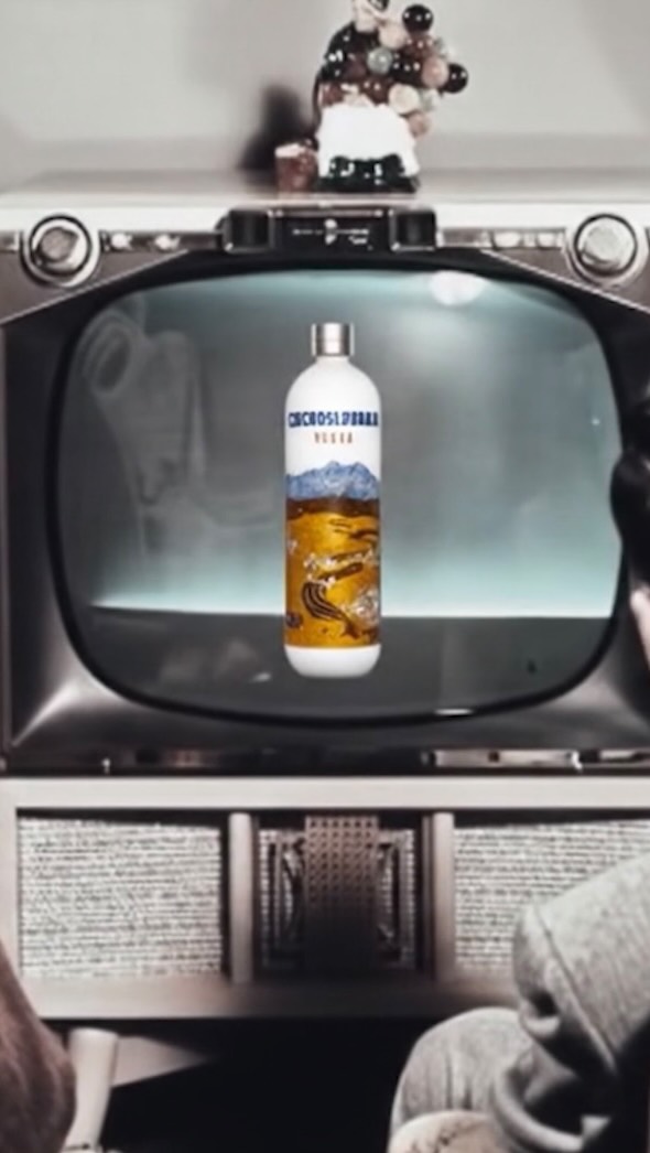 Vydaj sa s nami na nostalgickú cestu do čias, kedy nebolo čo pozerať – našťastie, dnes je svet iný, tak si vychutnaj CZECHOSLOVAKIA vodku k svojmu obľúbenému programu 📺🍸 #czechoslovakiavodka #czechoslovakia #nostalgia